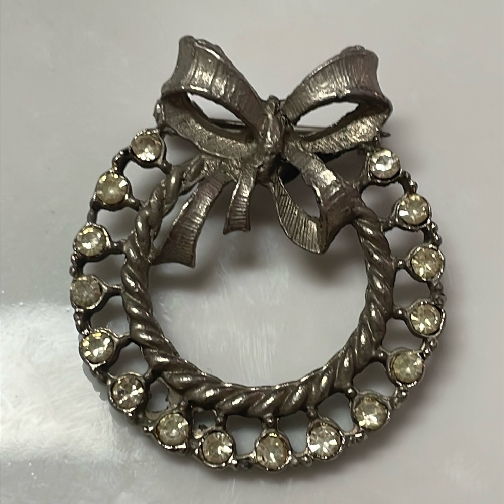 Antique silver wreath bow ribbon brooch pin